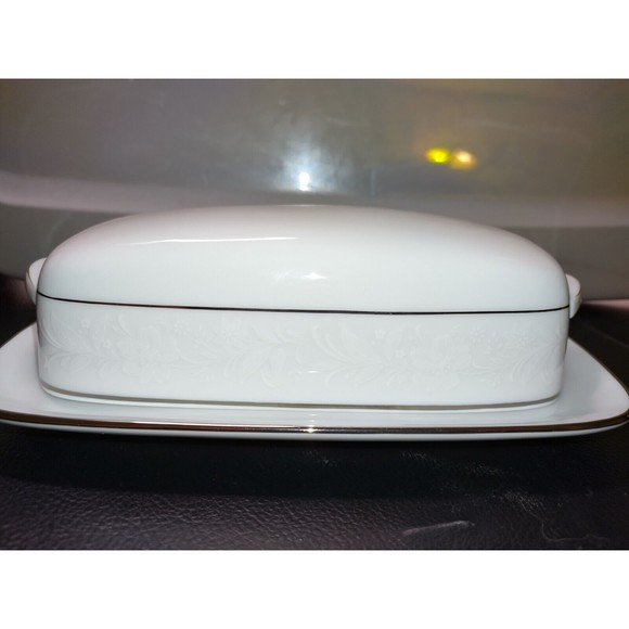 Noritake Covr'd Butter Dish White Porcel Platinum Trim White Floral Border 1/4lb - Picture 1 of 3